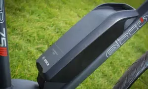 Jak wyjąć baterię z roweru elektrycznego bez kluczyka - proste sposoby
