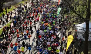 Tłum biegaczy na trasie maratonu, widziany z góry.