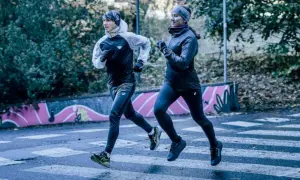 Bieganie zimą jak się ubrać: uniknij zimna i ciesz się komfortem