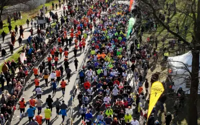 Tłum biegaczy na trasie maratonu, widziany z góry.