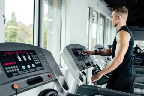 Czy robić cardio po treningu siłowym? Odkryj kluczowe korzyści i zagrożenia