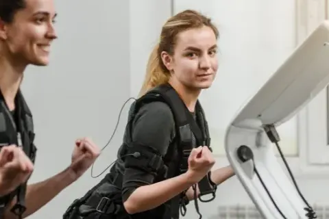 Trening EMS na czym polega - Jak działa i jakie ma korzyści?