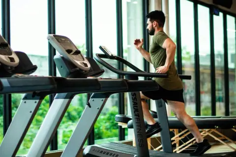 Trening aerobowy co to? Poznaj korzyści i przykłady ćwiczeń