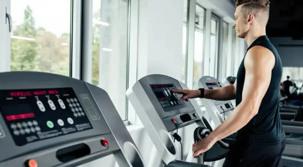 Czy robić cardio po treningu siłowym? Odkryj kluczowe korzyści i zagrożenia
