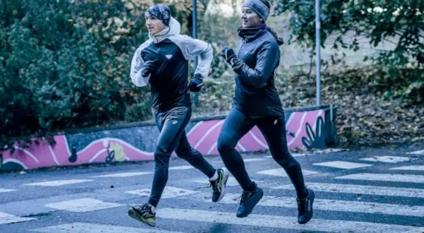 Bieganie zimą jak się ubrać: uniknij zimna i ciesz się komfortem